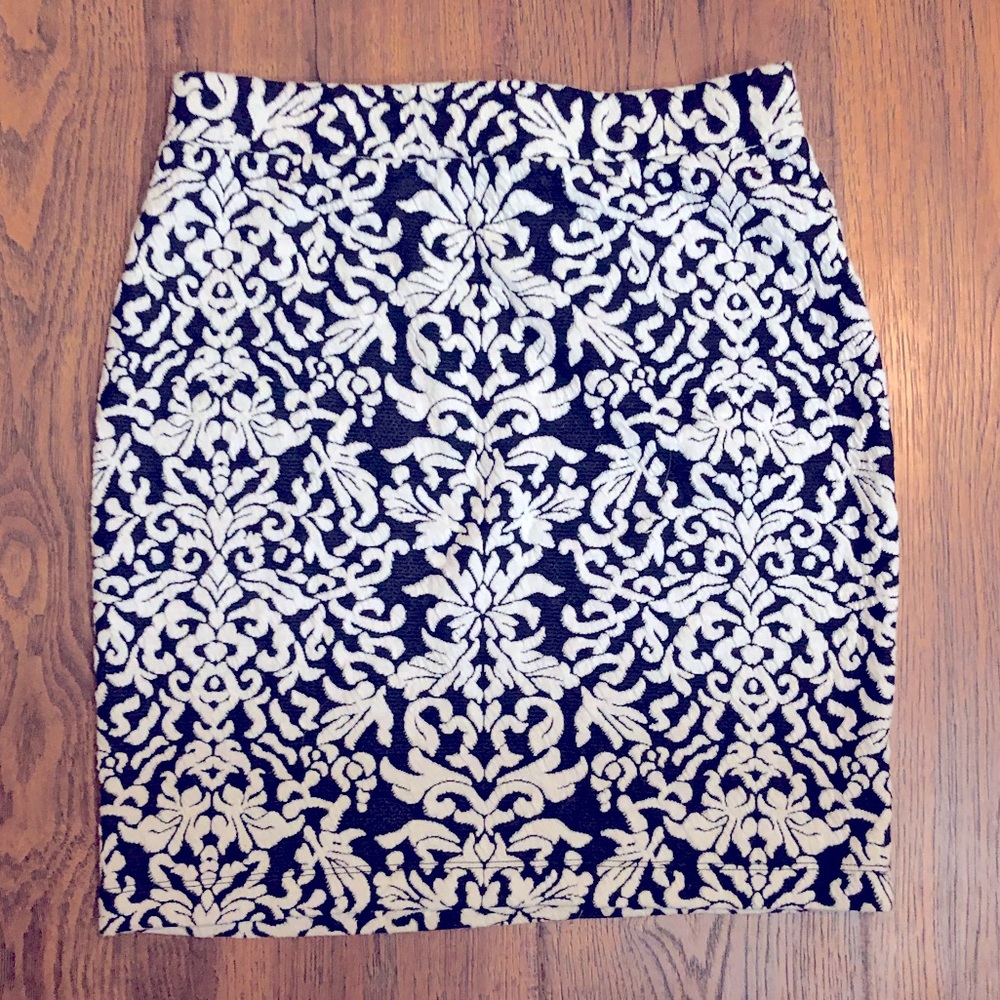 Loft black and white stretch skirt filigree look S